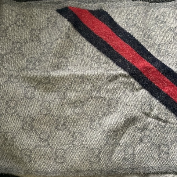 Scarf OS size,gray color made in Italy very good material and warm - Picture 3 of 4